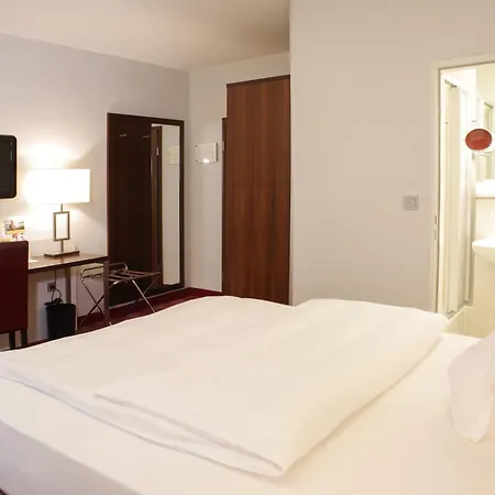 מלון Trip Stadthotel 3*